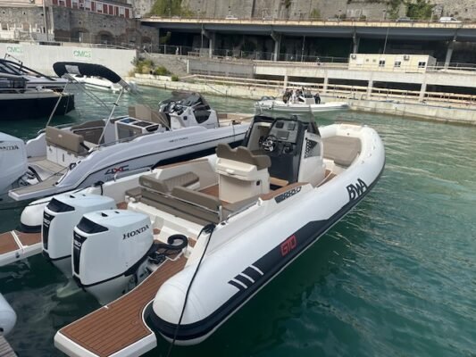 BWA GTO 328 vue trois-quarts arrière au port — bimoteur Honda BF150 et cockpit