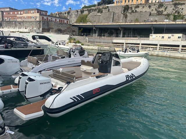 BWA GTO 328 vue latérale au port — profil complet boudins et plateforme arrière