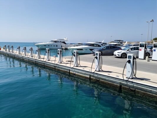 electrique vs petrole 2026 pourquoi la crise change tout pour le nautisme et lautomobile