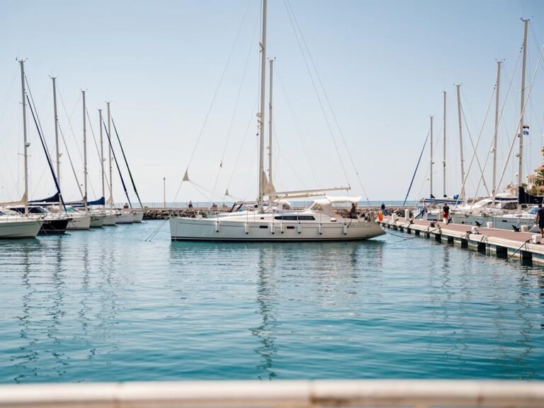 louer son bateau a quai comme hebergement insolite le guide 2026