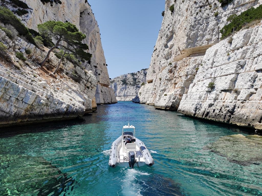 escale dans les calanques de marseille a cassis mouillages reglementation et itineraire en bateau 2026