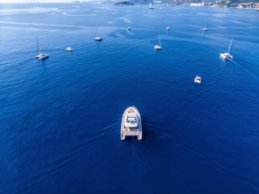 prestige m7 le catamaran a moteur de 1783 metres qui redefinit la croisiere familiale en 2026