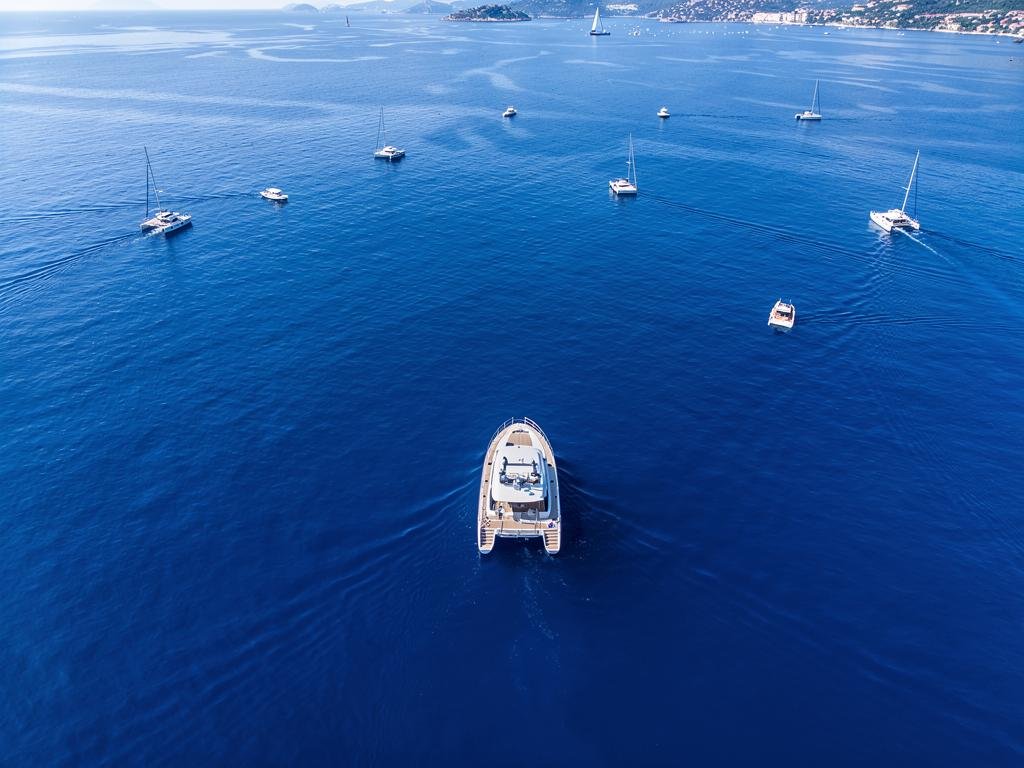 prestige m7 le catamaran a moteur de 1783 metres qui redefinit la croisiere familiale en 2026