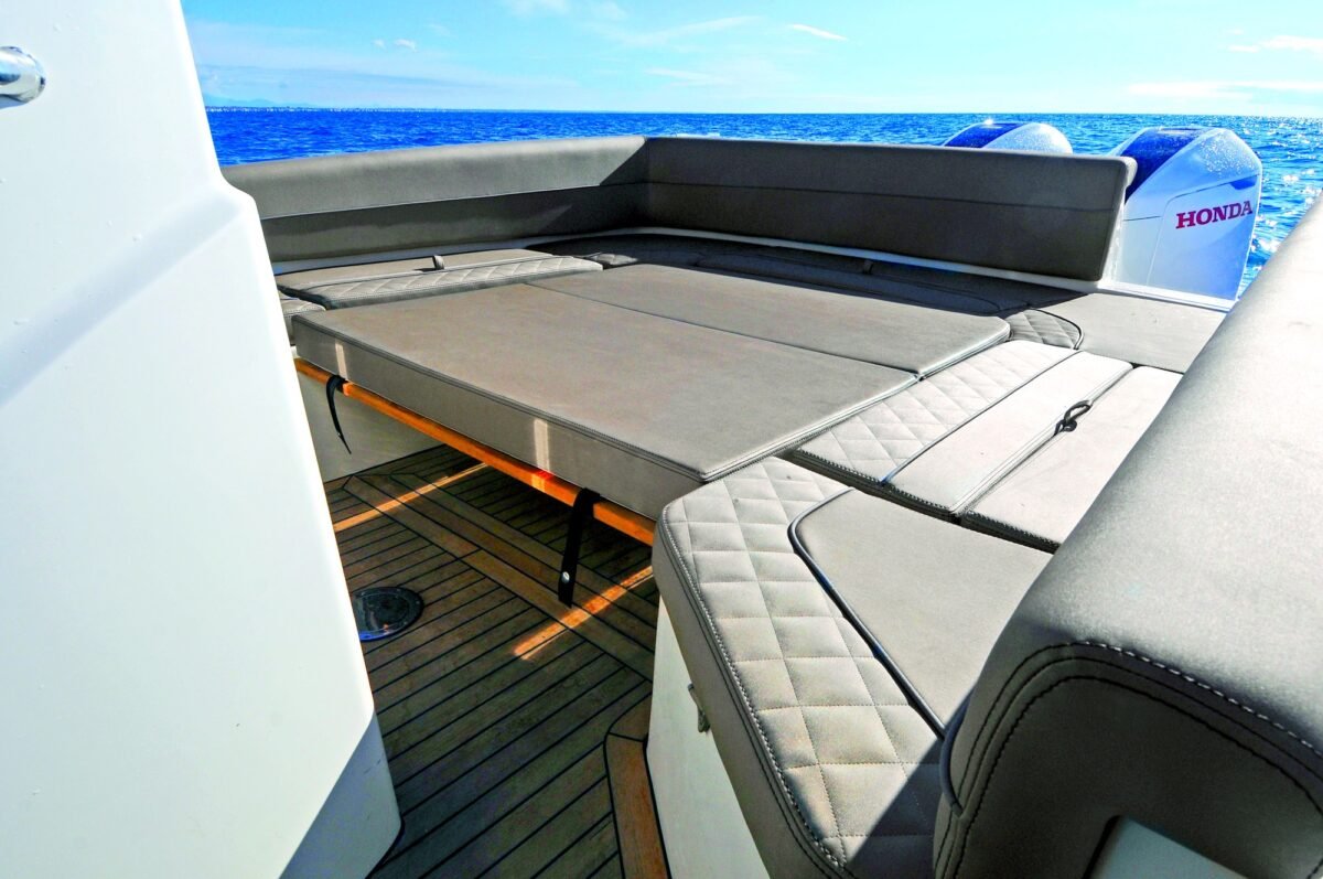 BWA GTO 358 bain de soleil de poupe convertible — sellerie Elegance et plage arrière