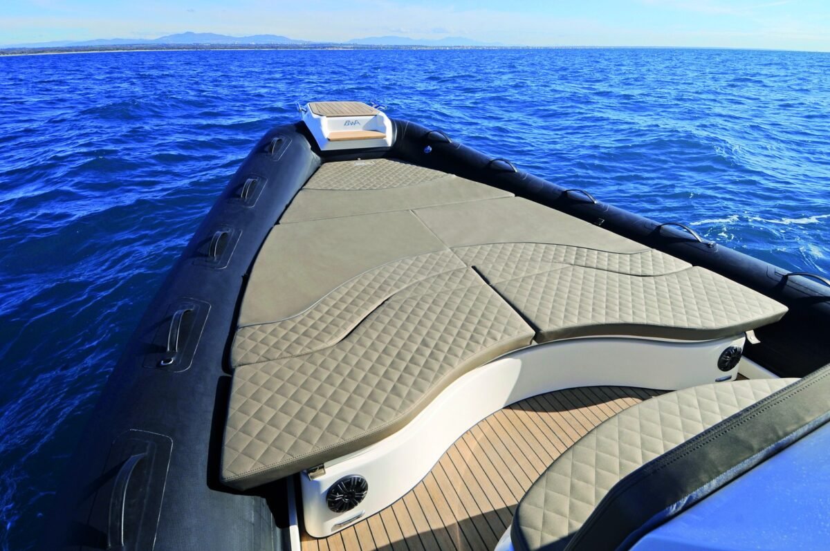 BWA GTO 358 bain de soleil de proue — sellerie Elegance et coussinage losangé