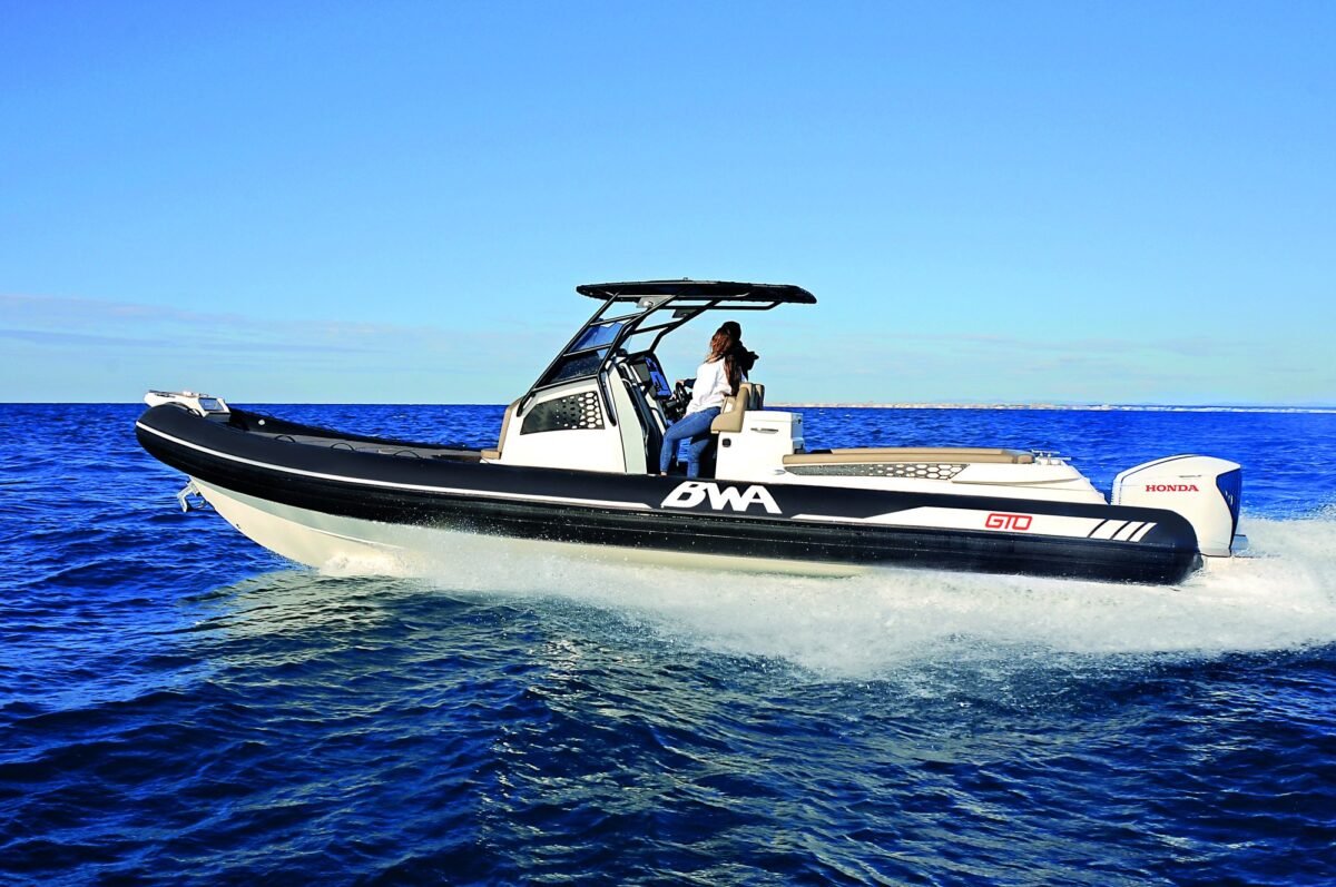 BWA GTO 358 vue latérale tribord en navigation — T-top inox et boudins Carbon