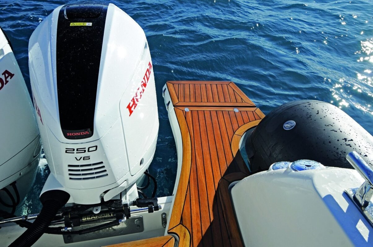 BWA GTO 358, plateforme arriere et hors-bord Honda