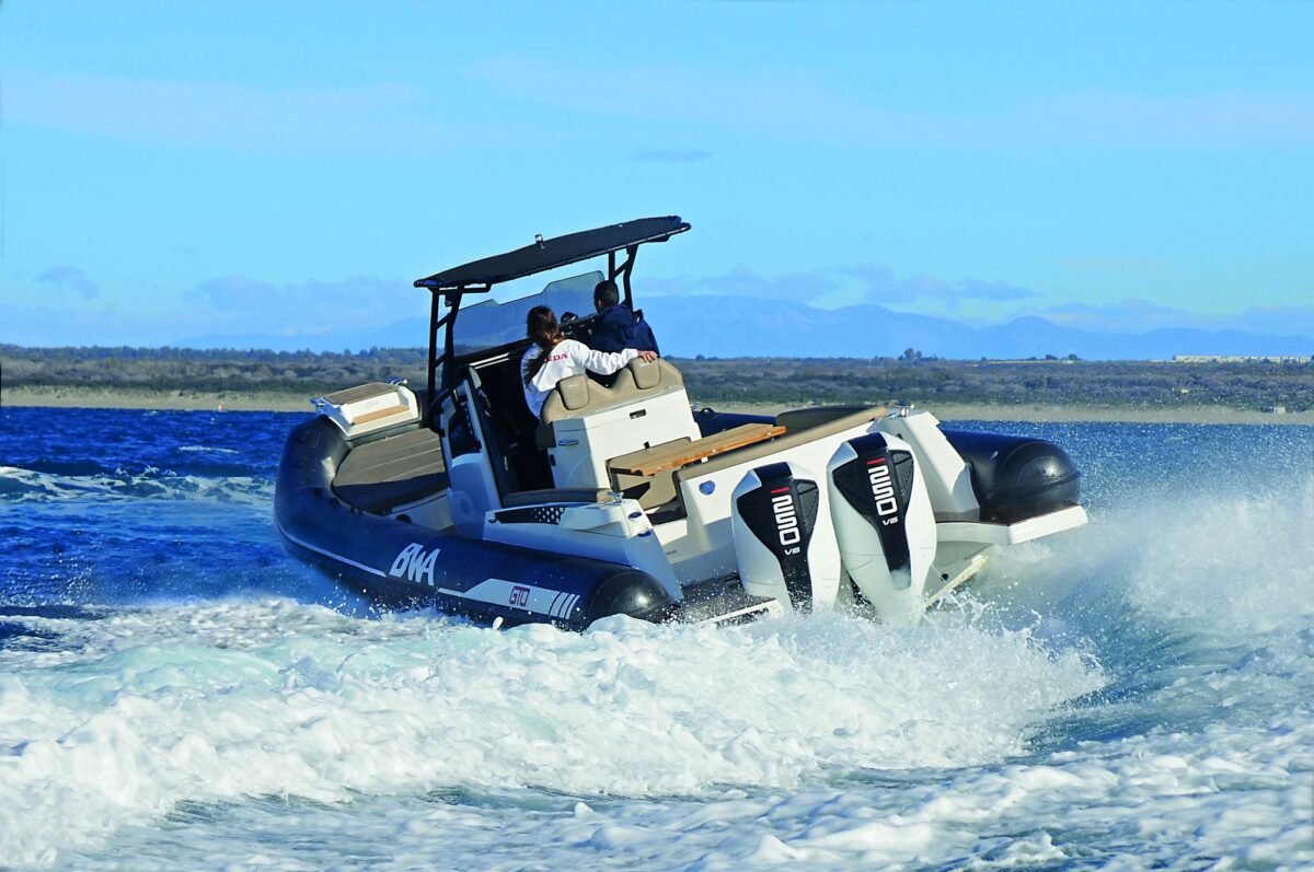 BWA GTO 358 en virage de poupe — bimoteur Honda BF250 V6 en navigation dynamique