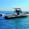 BWA GTO 358 vue de poupe avec T-top inox Total Black à l'arrêt