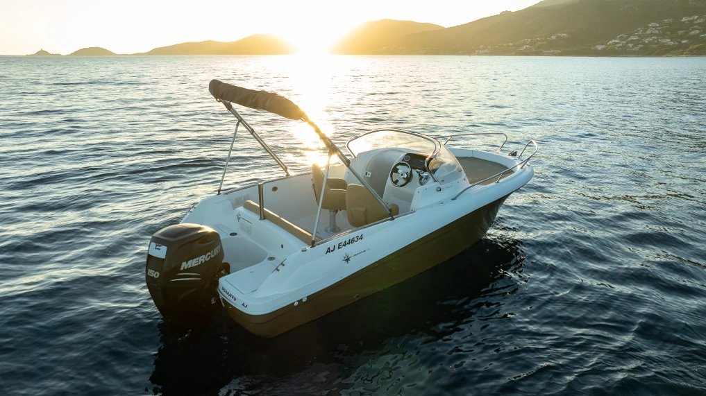 Jeanneau Cap Camarat 6.50 WA vue arrière contre-jour au coucher de soleil avec Mercury 150 CV