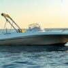 Jeanneau Cap Camarat 6.50 WA vue de profil au mouillage avec bimini replié