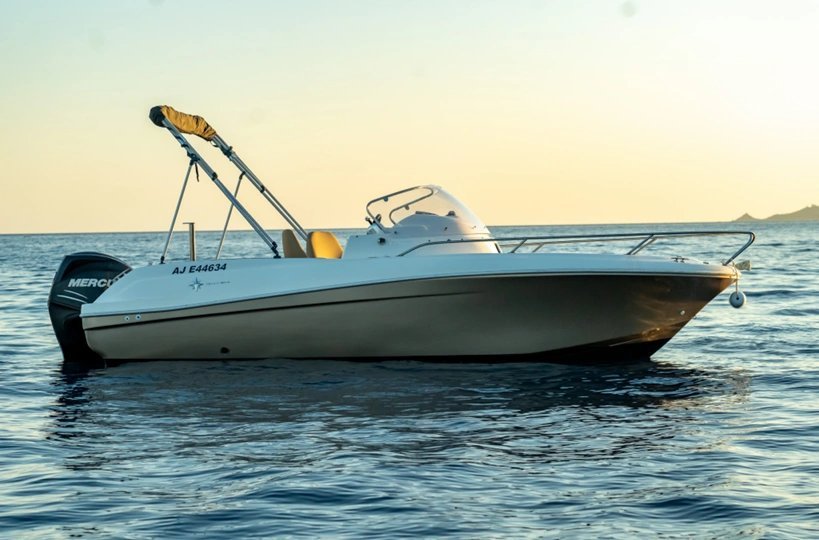 Jeanneau Cap Camarat 6.50 WA vue de profil au mouillage avec bimini replié