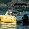 Jeanneau Cap Camarat 6.50 WA vue de face avec console centrale décalée tribord et bimini noir