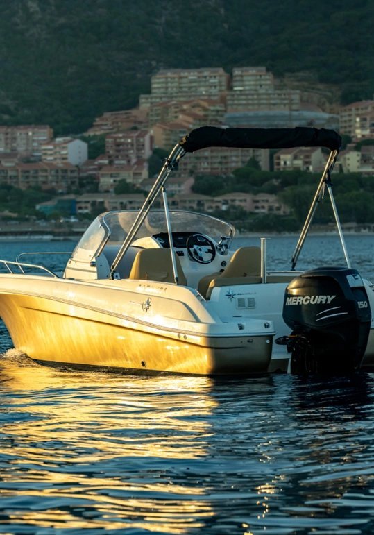 Jeanneau Cap Camarat 6.50 WA vue de face avec console centrale décalée tribord et bimini noir