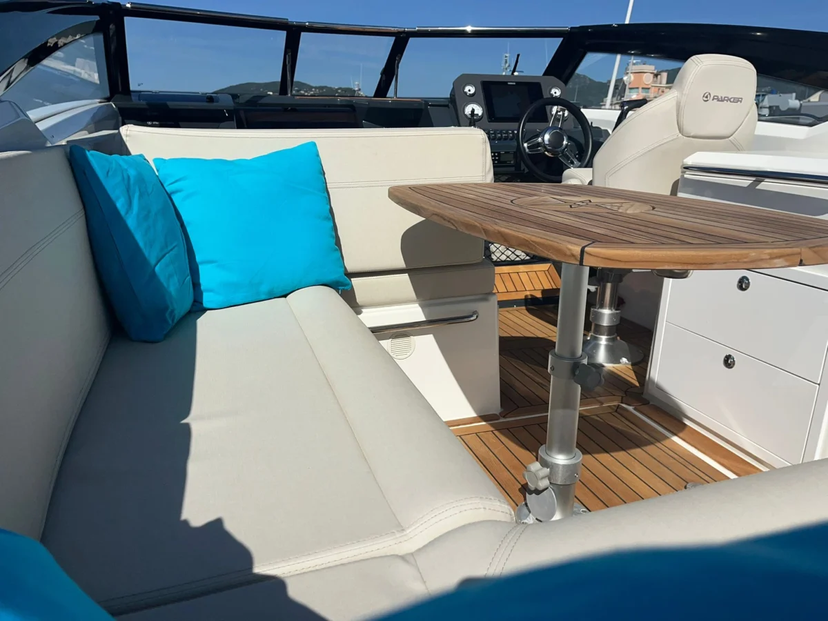 Parker 780 Escape banquette cockpit grand angle avec table teck et coussins turquoise Parker 780 Escape banquette cockpit grand angle avec table teck et coussins turquoise