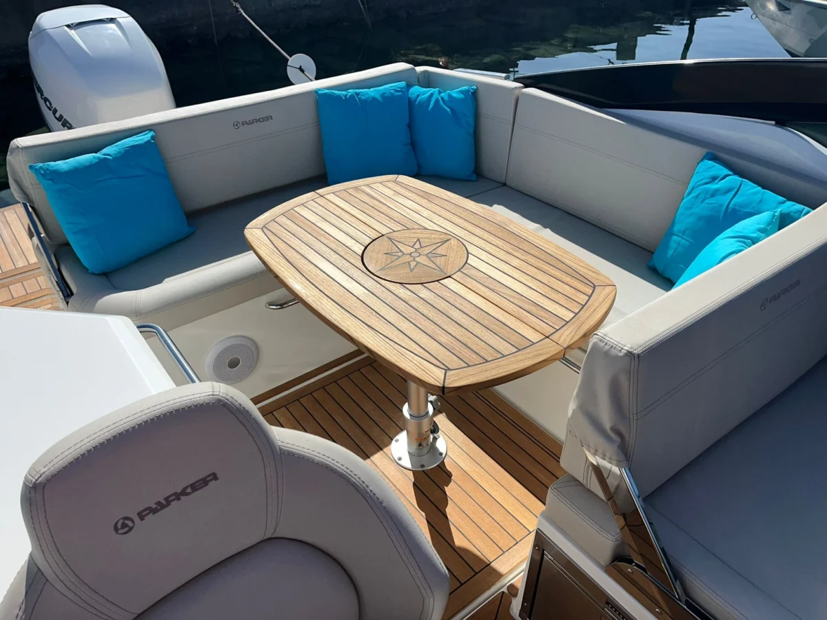 Parker 780 Escape cockpit arrière avec sièges Parker et plancher teck Parker 780 Escape cockpit arrière avec sièges Parker et plancher teck