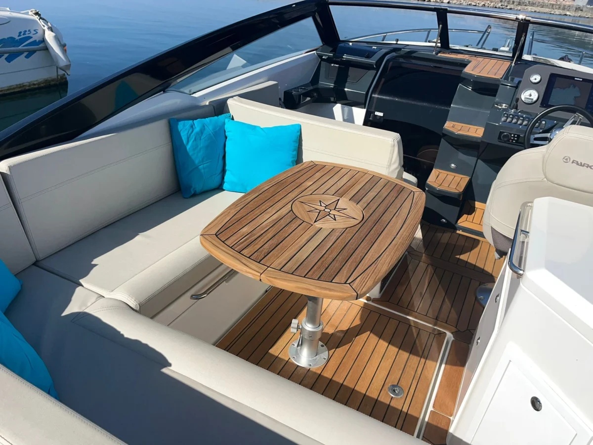 Parker 780 Escape cockpit avec table teck rose des vents et coussins turquoise Parker 780 Escape cockpit avec table teck rose des vents et coussins turquoise