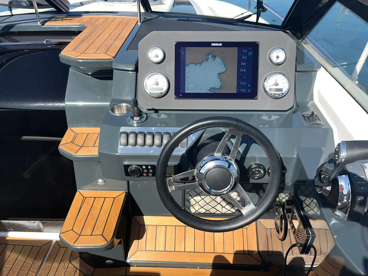 Parker 780 Escape console de pilotage avec écran SIMRAD GO7, instruments et volant Parker Parker 780 Escape console de pilotage avec écran SIMRAD GO7, instruments et volant Parker