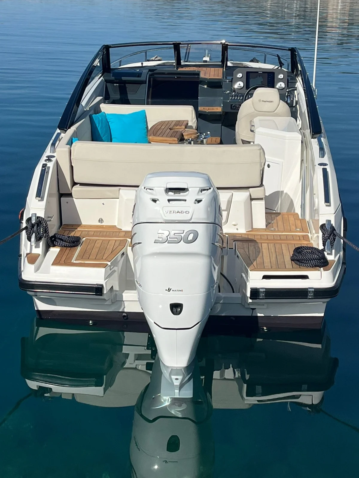 Parker 780 Escape vue arrière frontale avec Mercury Verado 350 CV et passage central Parker 780 Escape vue arrière frontale avec Mercury Verado 350 CV et passage central