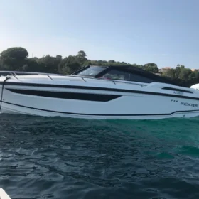 Parker 780 Escape vue latérale tribord en navigation — day cruiser sportif 8.80m