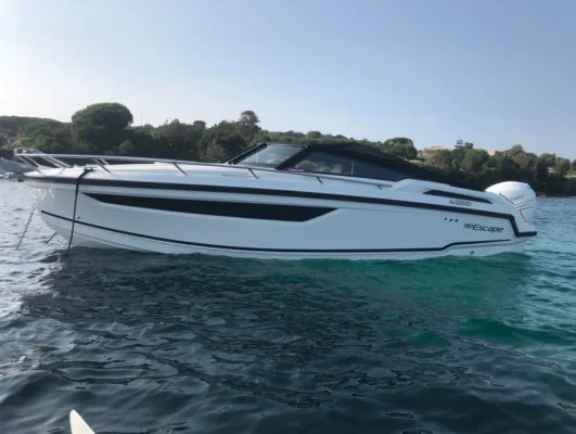 Parker 780 Escape vue latérale tribord en navigation — day cruiser sportif 8.80m