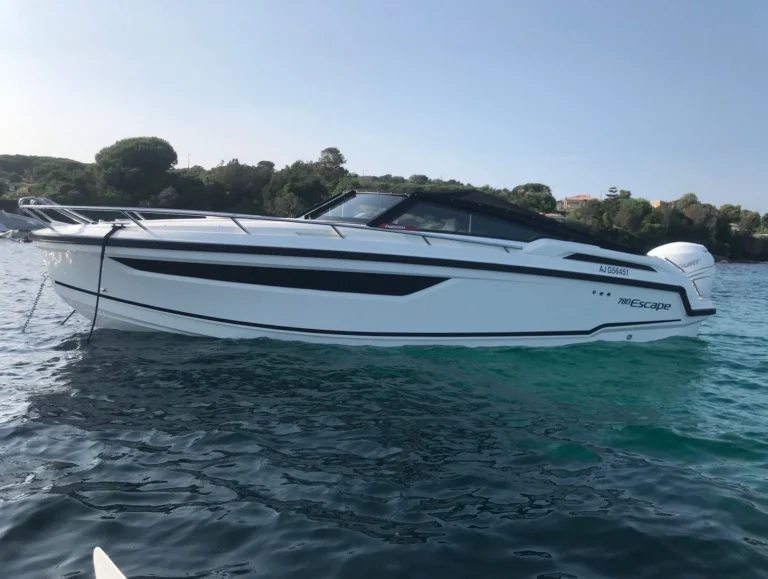 Parker 780 Escape vue latérale tribord en navigation — day cruiser sportif 8.80m