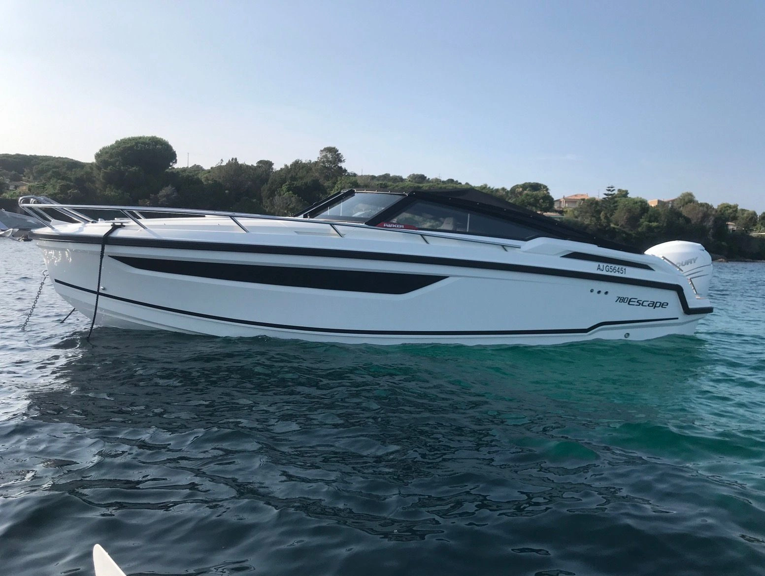 Parker 780 Escape vue latérale tribord en navigation — day cruiser sportif 8.80m