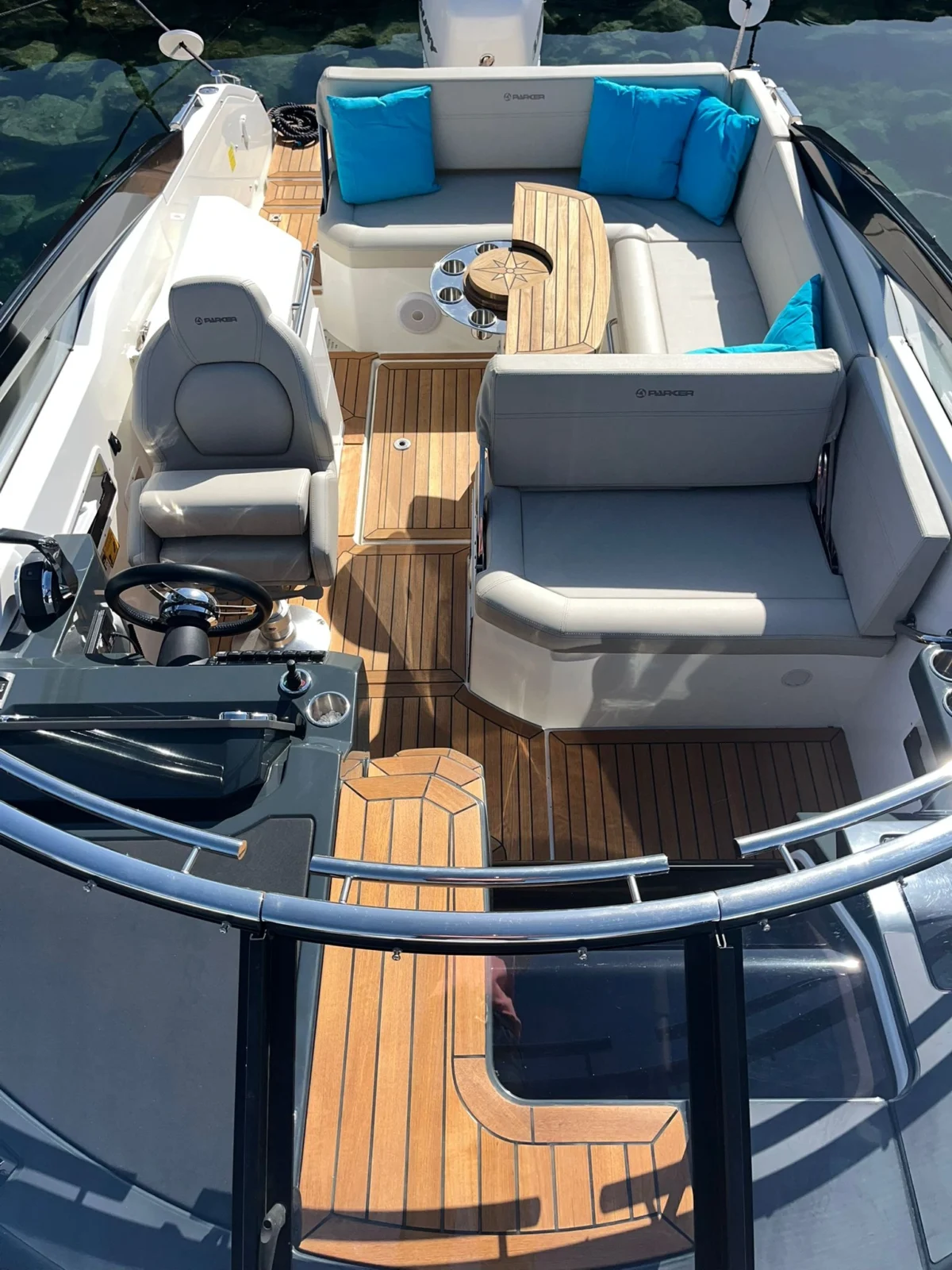 Parker 780 Escape vue plongeante du cockpit avec banquettes en U et table teck centrale Parker 780 Escape vue plongeante du cockpit avec banquettes en U et table teck centrale