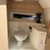 Parker 780 Escape WC marin électrique avec lavabo dans la cabine avant Parker 780 Escape WC marin électrique avec lavabo dans la cabine avant