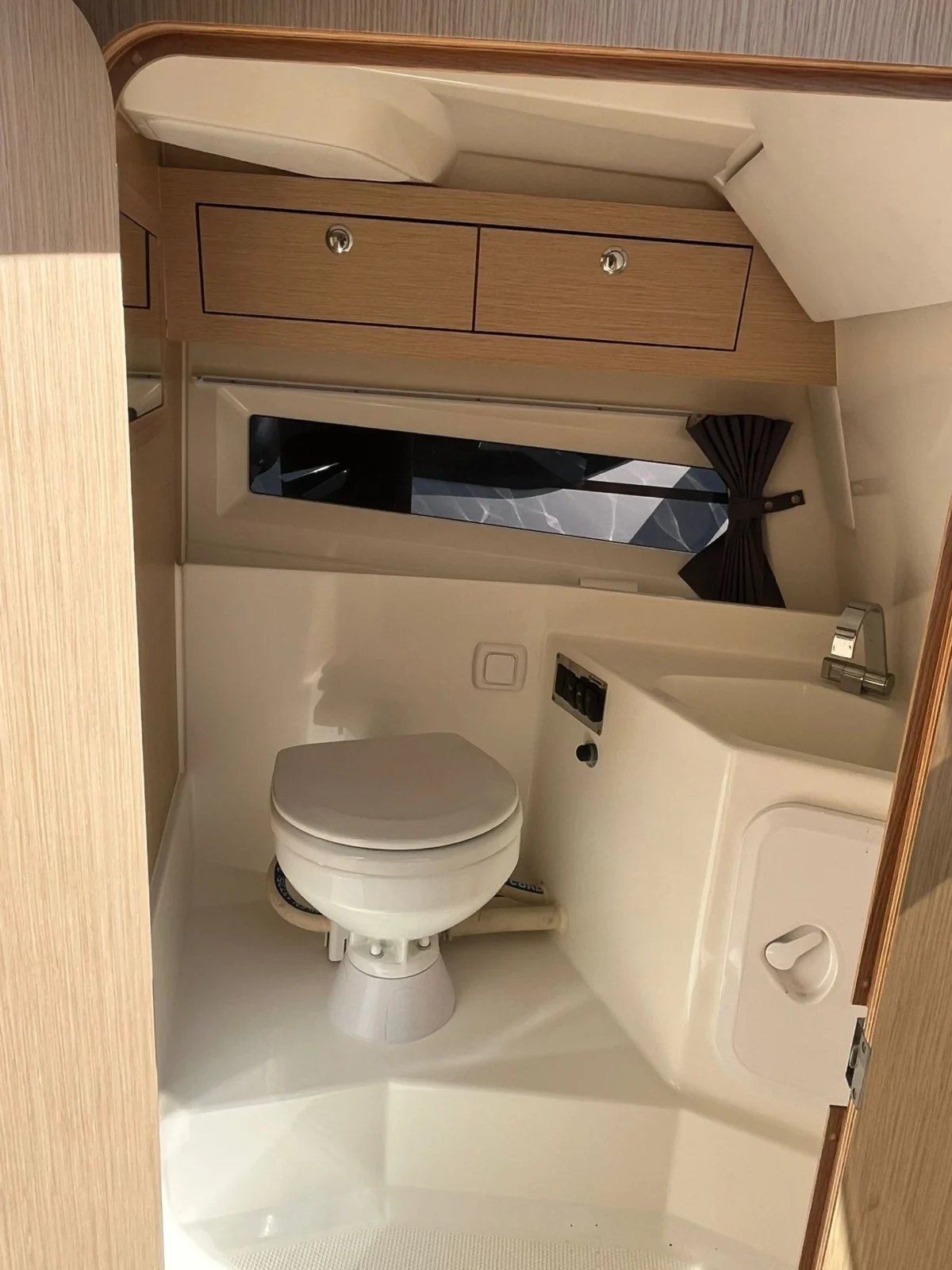 Parker 780 Escape WC marin électrique avec lavabo dans la cabine avant Parker 780 Escape WC marin électrique avec lavabo dans la cabine avant