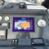 Parker 850 Voyager galley en gros plan avec réchaud gaz, évier et réfrigérateur Webasto