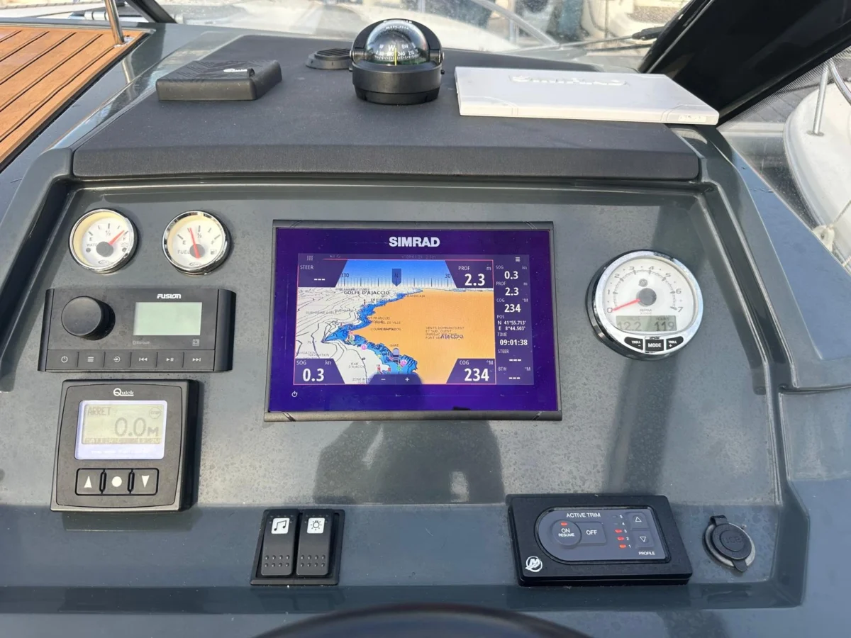 Parker 850 Voyager galley en gros plan avec réchaud gaz, évier et réfrigérateur Webasto