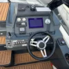 Parker 850 Voyager cuisine d'été avec réchaud, frigo, table teck et bimini déployé