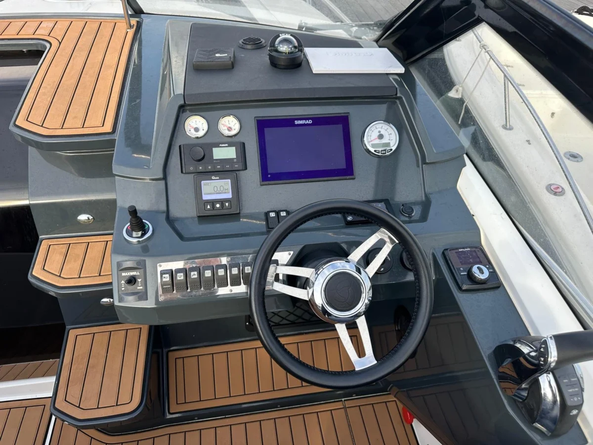 Parker 850 Voyager cuisine d'été avec réchaud, frigo, table teck et bimini déployé