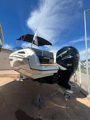 Parker 850 Voyager vue 3/4 avant au coucher de soleil en navigation — day cruiser premium 8.90m