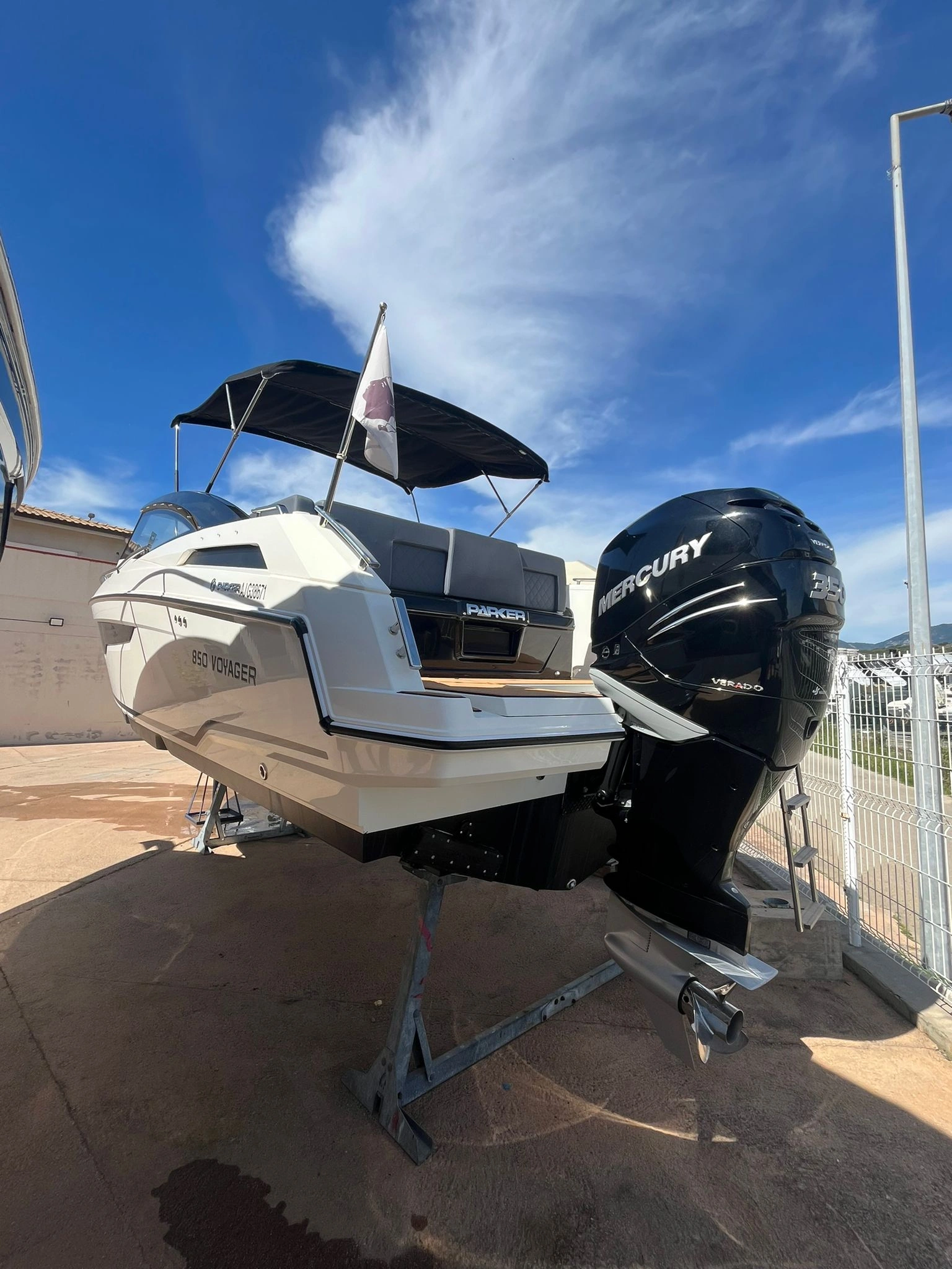 Parker 850 Voyager vue 3/4 avant au coucher de soleil en navigation — day cruiser premium 8.90m