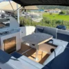 Parker 850 Voyager vue aérienne au mouillage sur eau turquoise