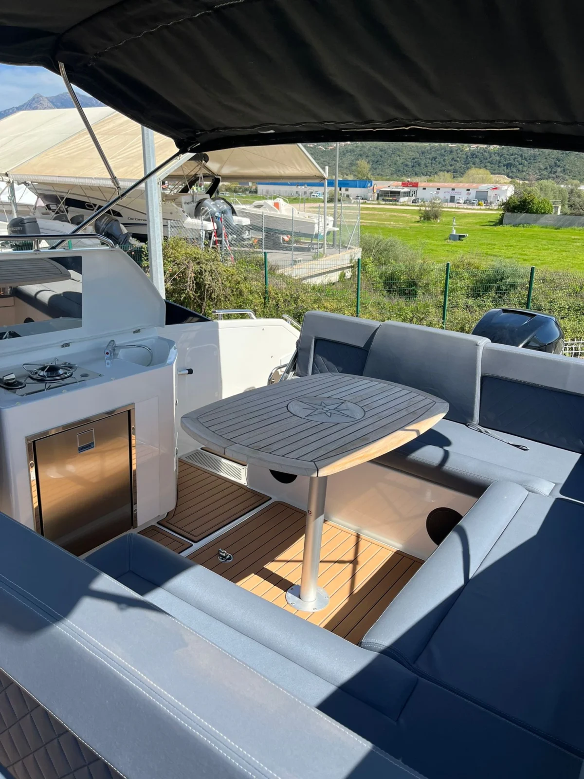 Parker 850 Voyager vue aérienne au mouillage sur eau turquoise