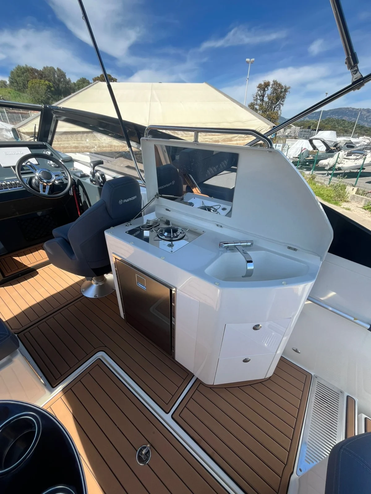 Parker 850 Voyager en navigation — day cruiser premium polonais carène twin-step