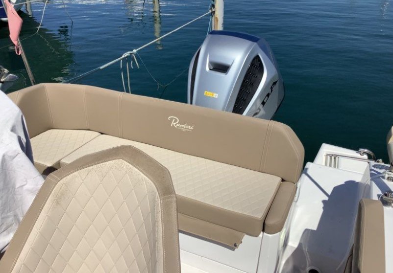 Ranieri NEXT 220 SH banquette arrière avec sellerie Luxury Taupe diamantée et logo Ranieri