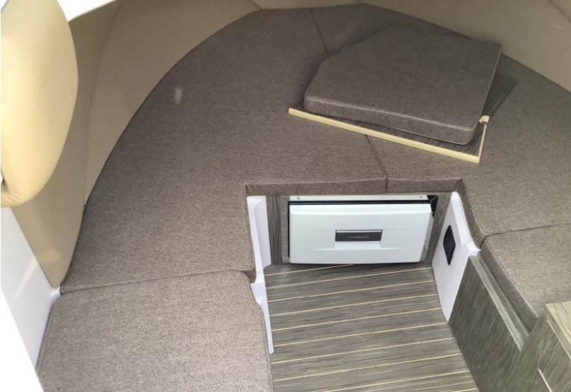 Ranieri NEXT 220 SH cabine intérieure avec tiroir frigo Dometic et meuble en chêne
