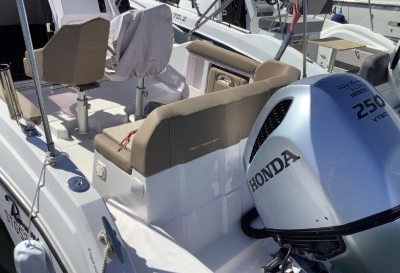 Ranieri NEXT 220 SH cockpit avec sièges bolster et moteur Honda BF250 250 CV
