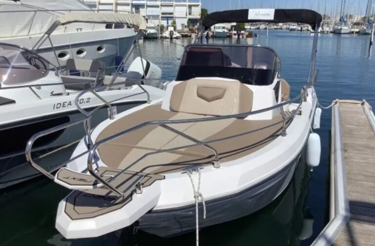 Ranieri NEXT 220 SH vue d'ensemble proue avec bain de soleil avant et bimini — sundeck italien 7.35m