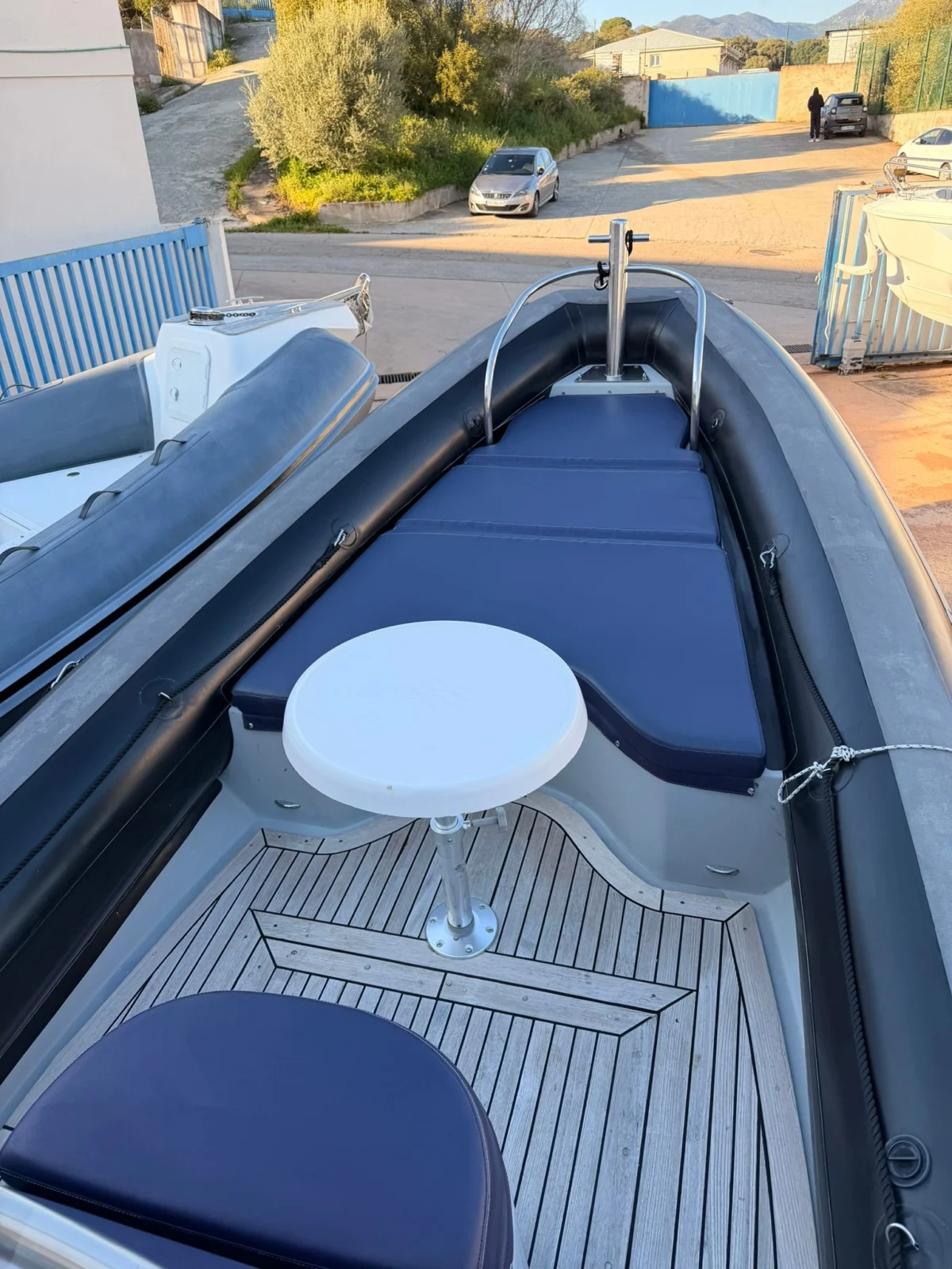 Sea Water Smeralda 270T cockpit avec bain de soleil avant matelassé et pont en teck à damier Sea Water Smeralda 270T cockpit avec bain de soleil avant matelassé et pont en teck à damier