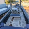 Sea Water Smeralda 270T cockpit vu depuis l'arrière avec console centrale, bimini stainless et banquettes en cuir bleu Sea Water Smeralda 270T cockpit vu depuis l'arrière avec console centrale, bimini stainless et banquettes en cuir bleu