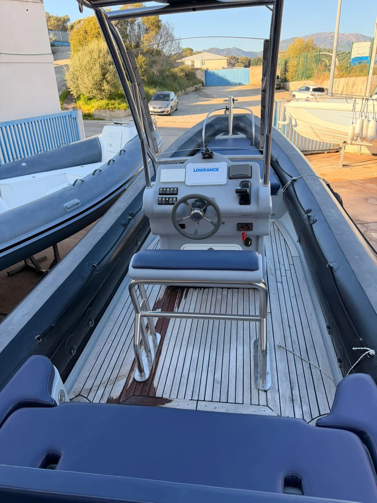Sea Water Smeralda 270T cockpit vu depuis l'arrière avec console centrale, bimini stainless et banquettes en cuir bleu Sea Water Smeralda 270T cockpit vu depuis l'arrière avec console centrale, bimini stainless et banquettes en cuir bleu