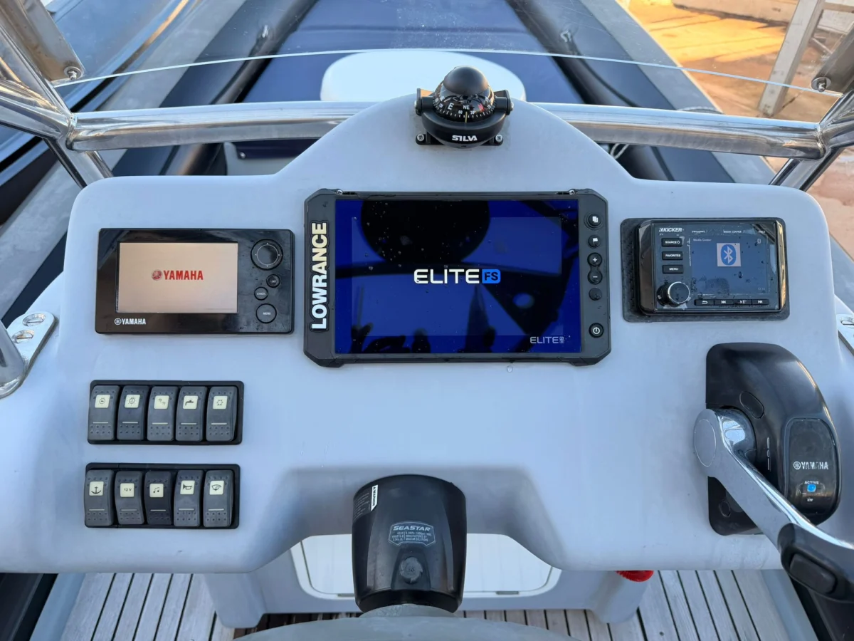 Sea Water Smeralda 270T console de pilotage avec GPS Lowrance Elite FS, écran Yamaha et système audio Kicker Sea Water Smeralda 270T console de pilotage avec GPS Lowrance Elite FS, écran Yamaha et système audio Kicker