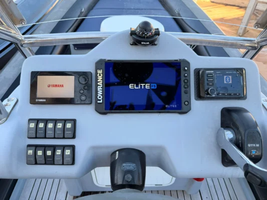 Sea Water Smeralda 270T console de pilotage avec GPS Lowrance Elite FS, écran Yamaha et système audio Kicker