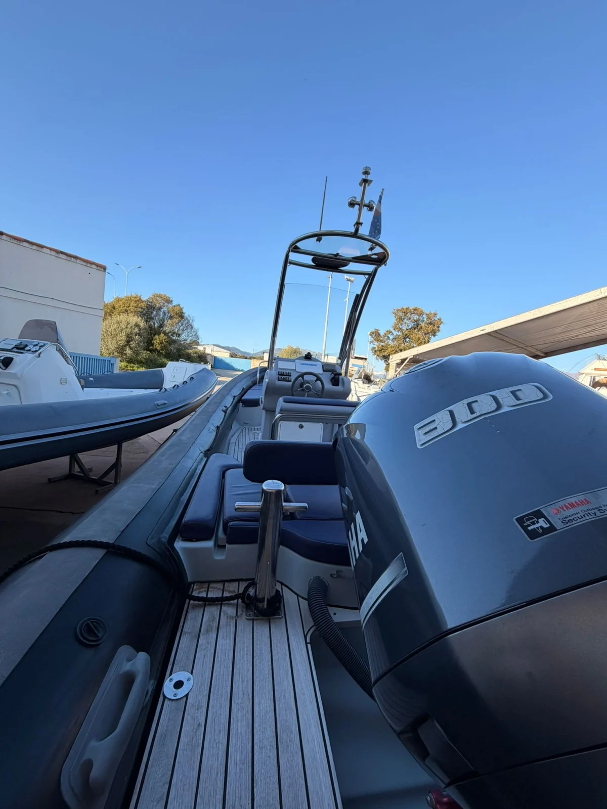 Sea Water Smeralda 270T avec son Yamaha 300 CV vue depuis l'avant — semi rigide italien 8 20m Sea Water Smeralda 270T avec son Yamaha 300 CV vue depuis l'avant — semi-rigide italien 8.20m