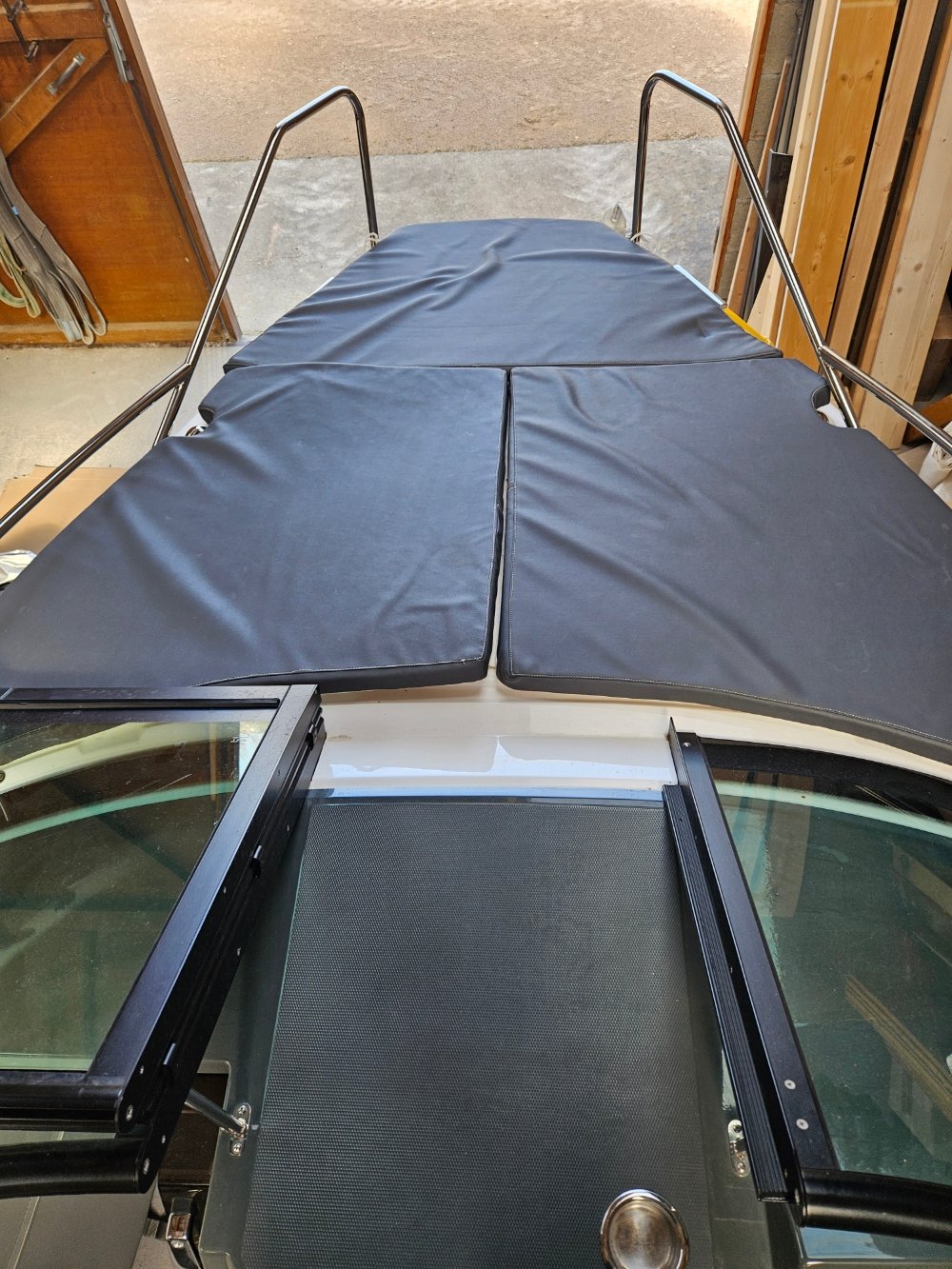 Sting 610 DC bain de soleil avant assorti à la sellerie avec pare-brise ouvert
